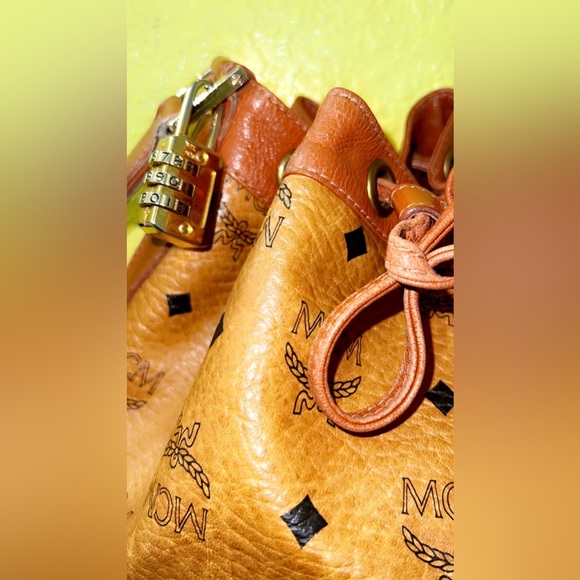 🛍️🛍️💫💫MCM Beautiful Authentic Made in Germany bucket shoulder bag. 🛍️🛍️💫 - Picture 8 of 16